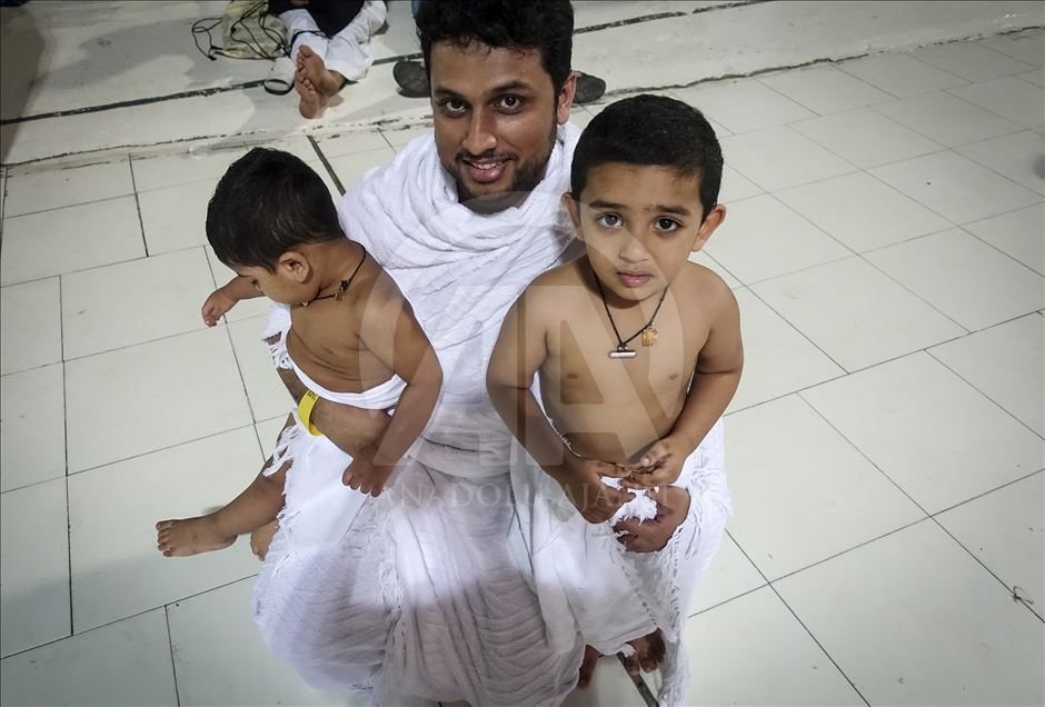 الأطفال.. البسمة في وجوه حجاج بيت الله الحرام