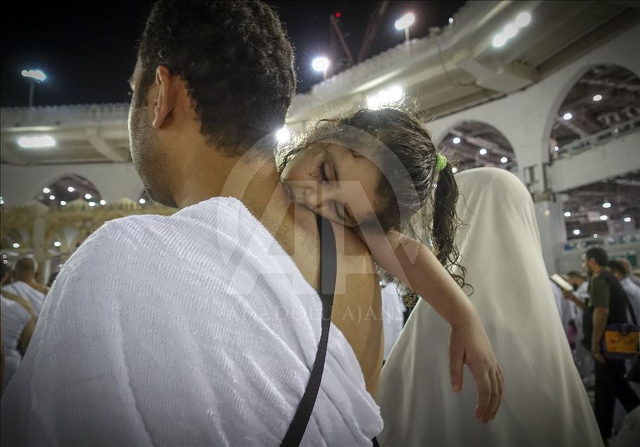 الأطفال.. البسمة في وجوه حجاج بيت الله الحرام