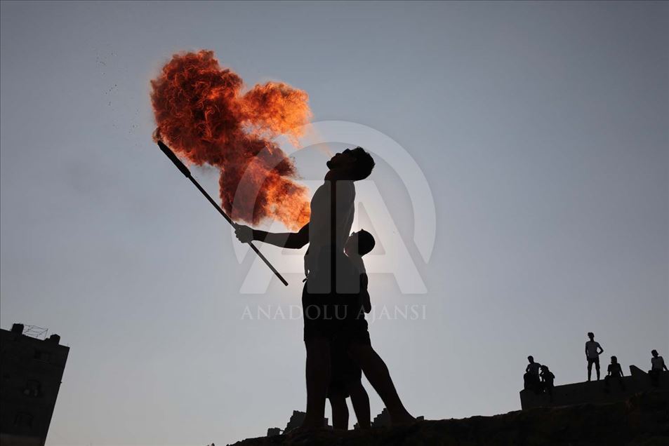 Artistas Palestinos escupiendo fuego, espectaculo en Gaza