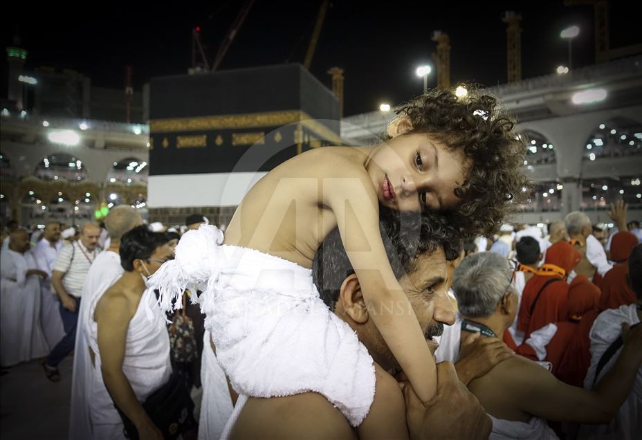 الأطفال.. البسمة في وجوه حجاج بيت الله الحرام