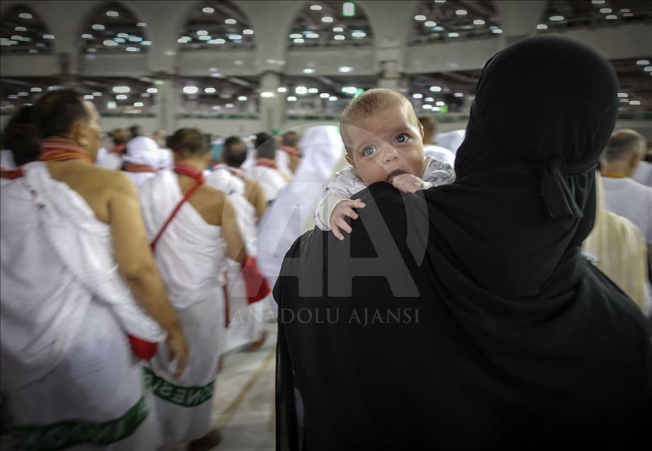 الأطفال.. البسمة في وجوه حجاج بيت الله الحرام