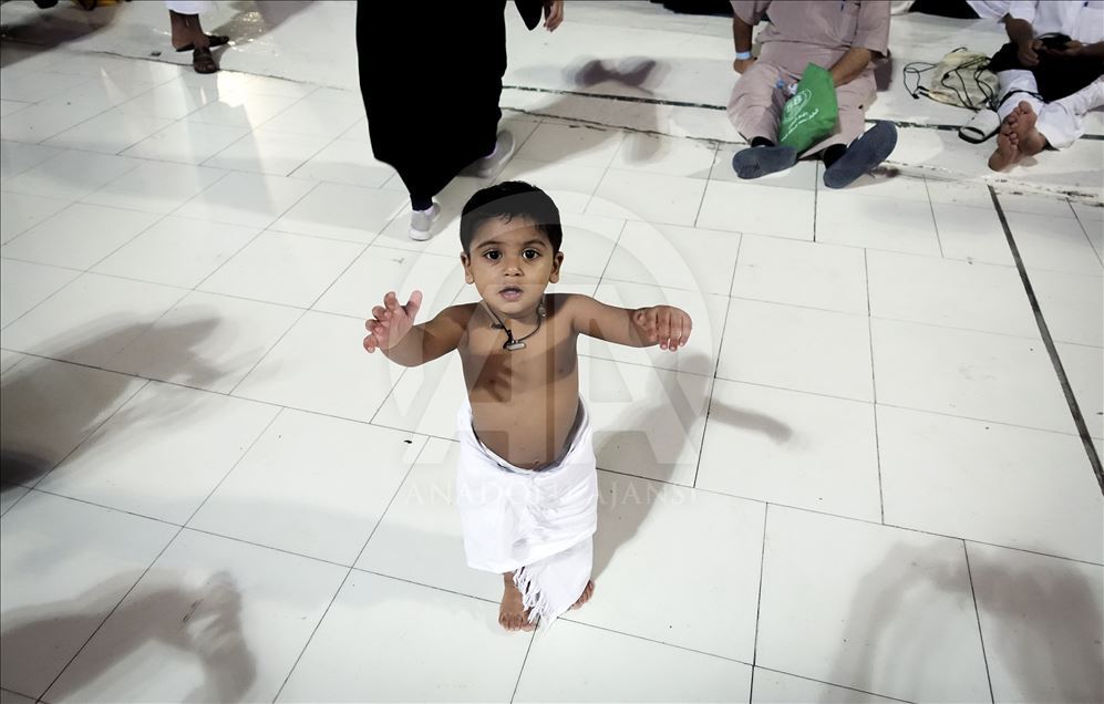 الأطفال.. البسمة في وجوه حجاج بيت الله الحرام