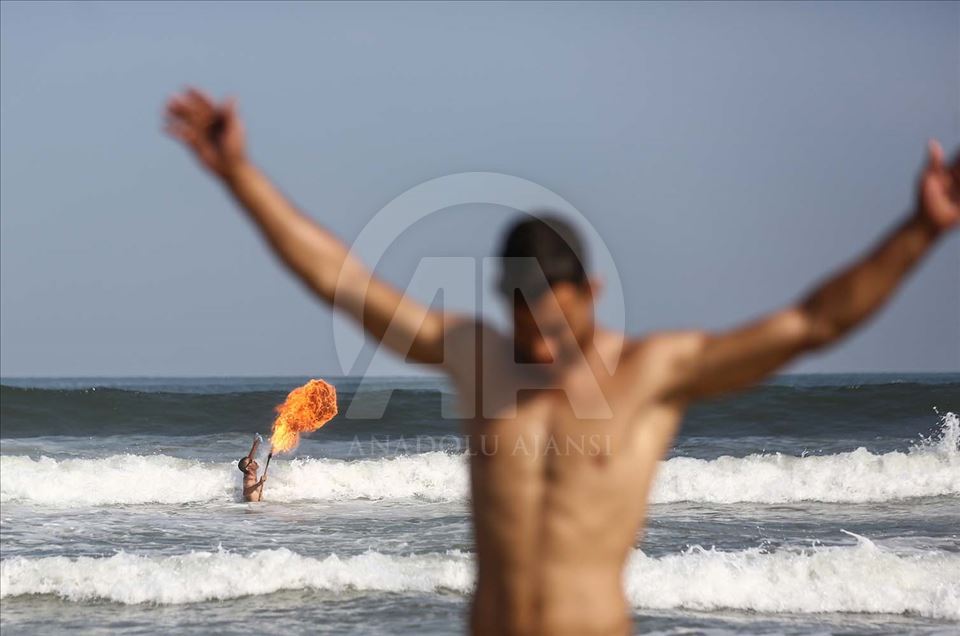 Artistas Palestinos escupiendo fuego, espectaculo en Gaza