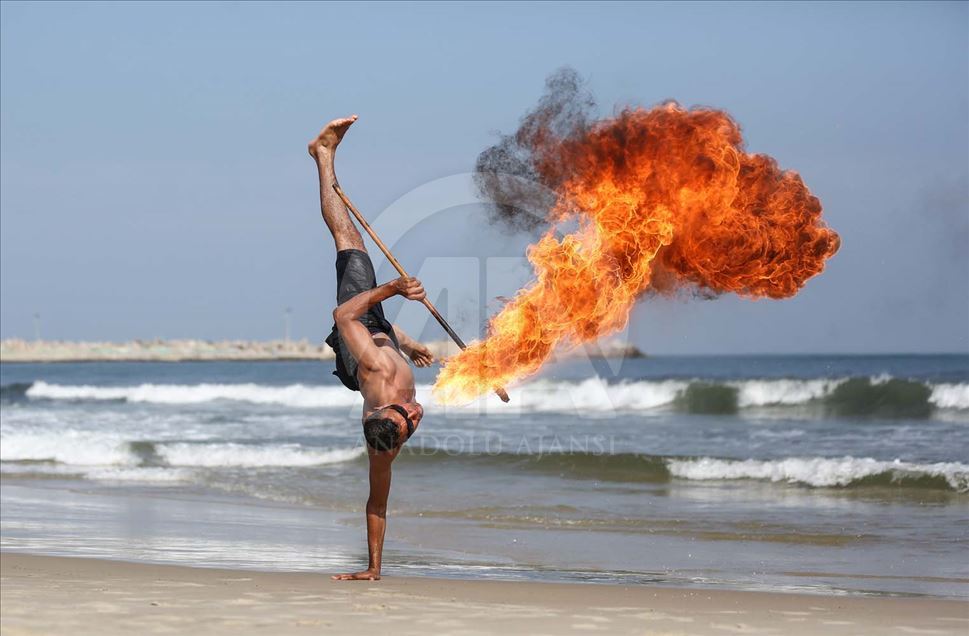 Artistas Palestinos escupiendo fuego, espectaculo en Gaza