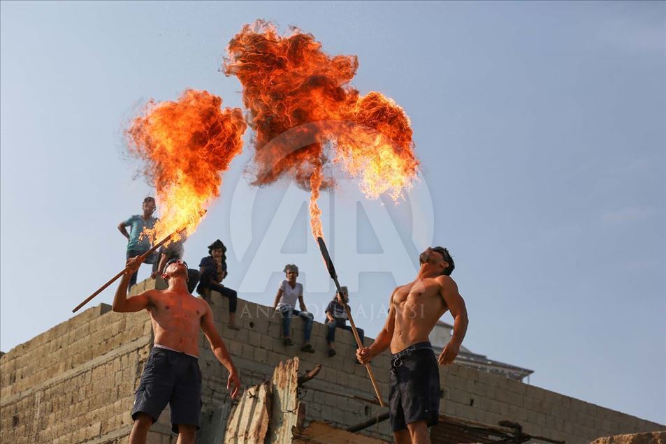 Artistas Palestinos escupiendo fuego, espectaculo en Gaza