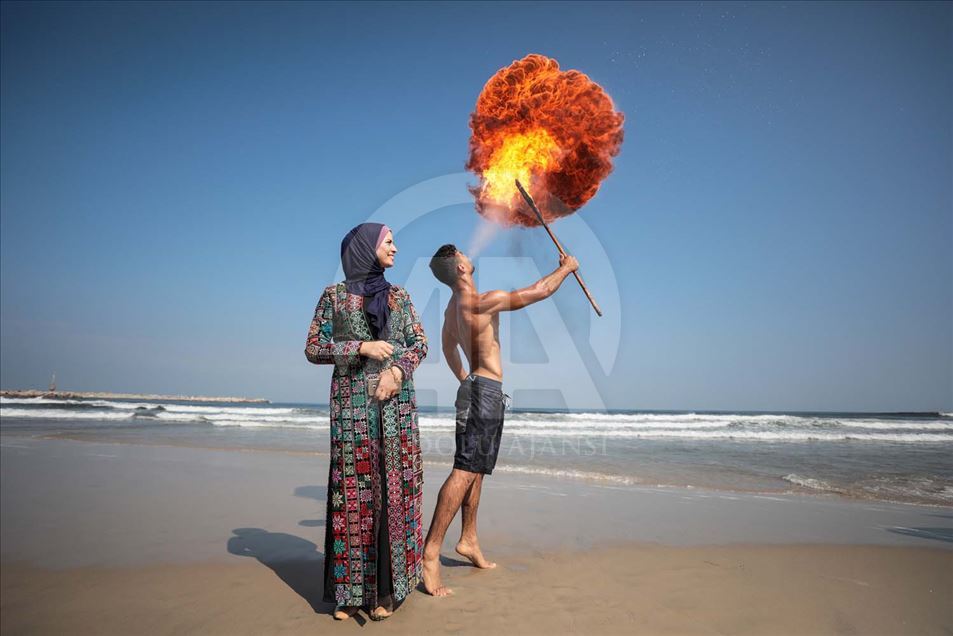 Artistas Palestinos escupiendo fuego, espectaculo en Gaza