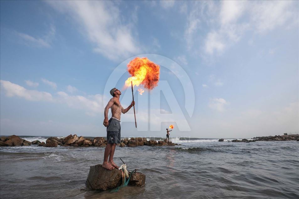 Artistas Palestinos escupiendo fuego, espectaculo en Gaza