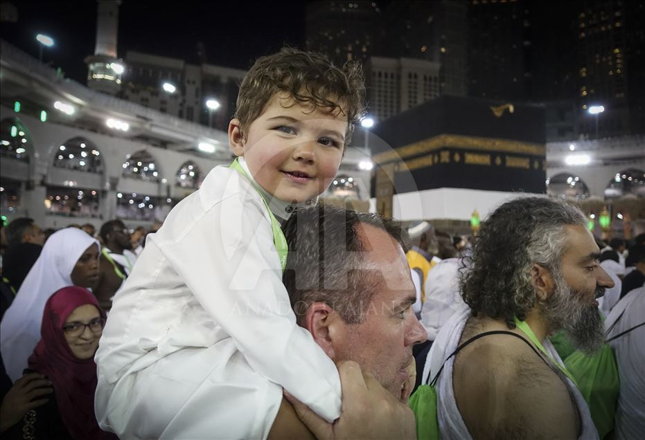 الأطفال.. البسمة في وجوه حجاج بيت الله الحرام
