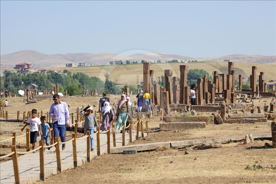تمیز کردن سنگ قبرهای گورستان تاریخی در ترکیه 

