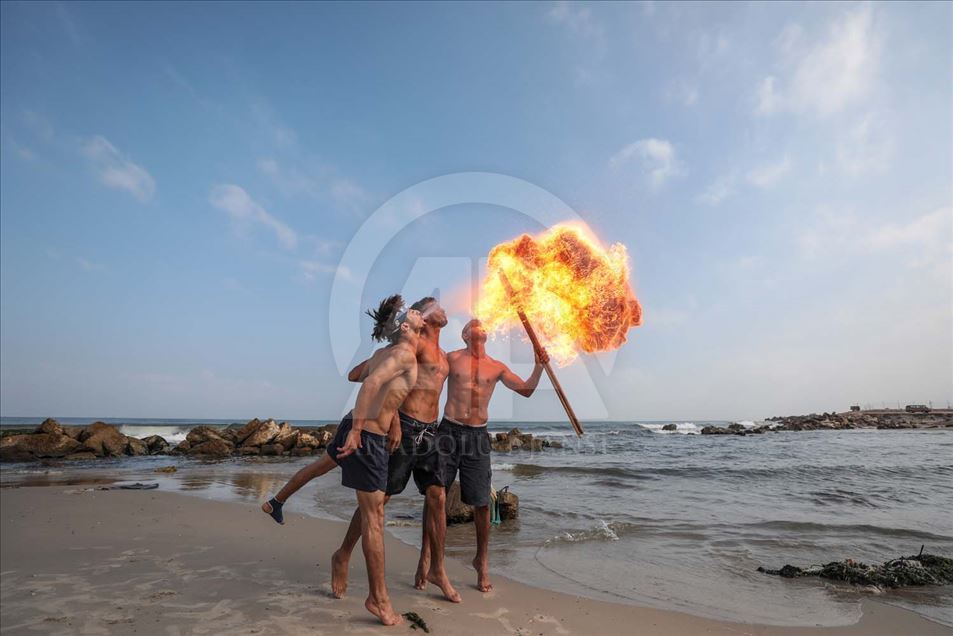 Artistas Palestinos escupiendo fuego, espectaculo en Gaza