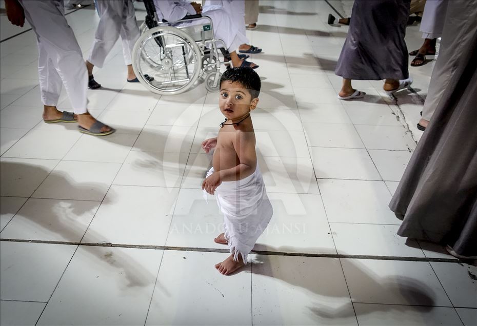 الأطفال.. البسمة في وجوه حجاج بيت الله الحرام