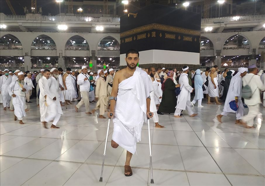 Gazze'deki gösterilerde ayağını kaybeden Filistinli gencin hac sevinci