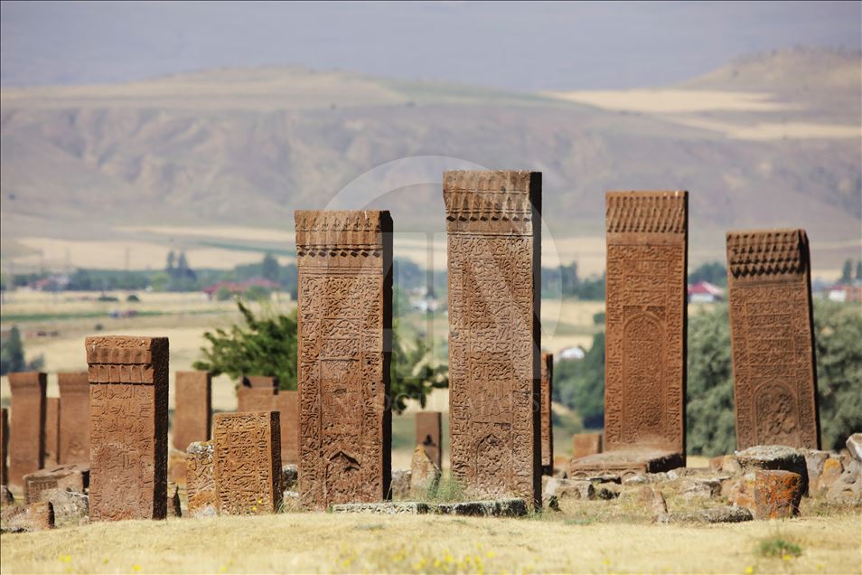 تمیز کردن سنگ قبرهای گورستان تاریخی در ترکیه 
