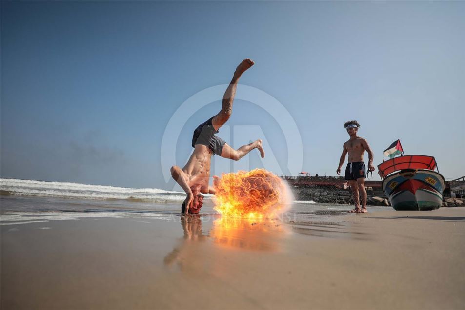 Artistas Palestinos escupiendo fuego, espectaculo en Gaza