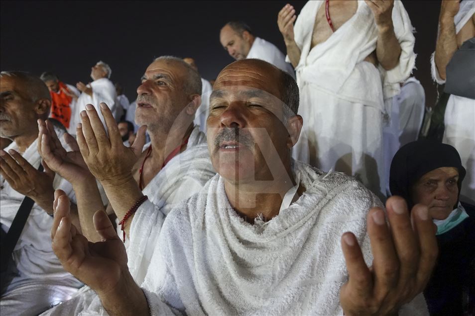 Muslim prospective pilgrims visit Jabal ar-Rahmah