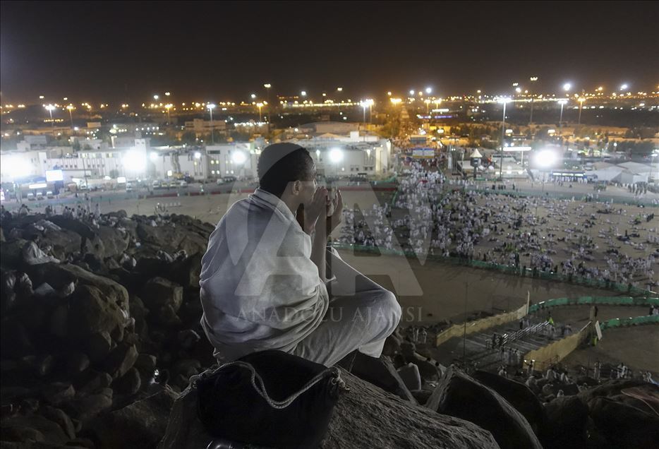 Muslim prospective pilgrims visit Jabal ar-Rahmah