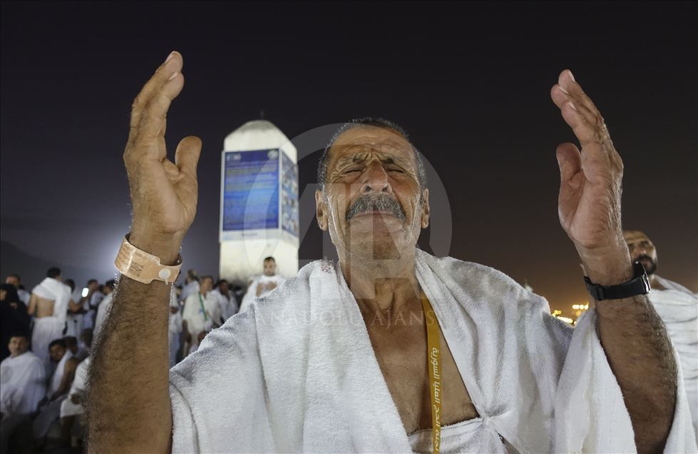 Muslim prospective pilgrims visit Jabal ar-Rahmah