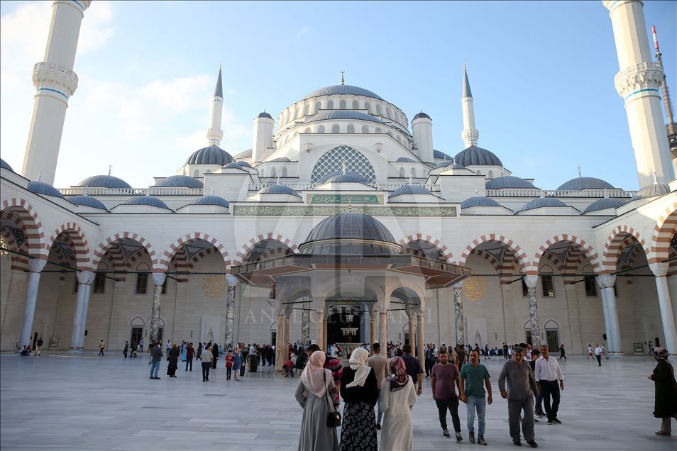 Primera oración de la Fiesta del Sacrificio en la mezquita más grande de Turquía