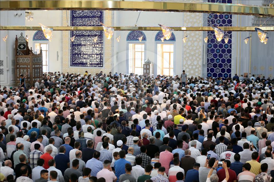 Primera oración de la Fiesta del Sacrificio en la mezquita más grande de Turquía