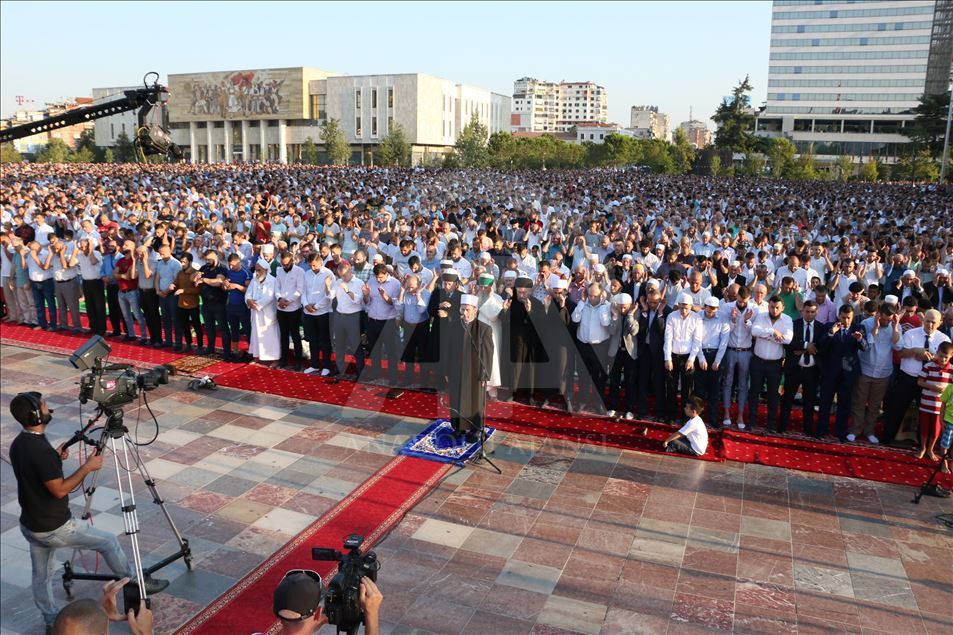 Në vendet e rajonit falet namazi i Kurban Bajramit (Tiranë)