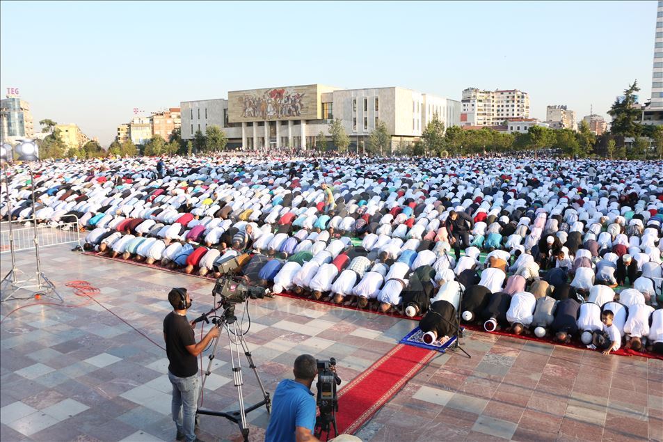 Në vendet e rajonit falet namazi i Kurban Bajramit (Tiranë)