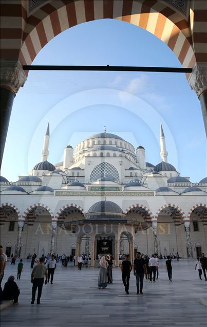 Primera oración de la Fiesta del Sacrificio en la mezquita más grande de Turquía