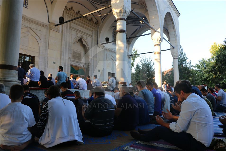 Në vendet e rajonit falet namazi i Kurban Bajramit (Shkup)