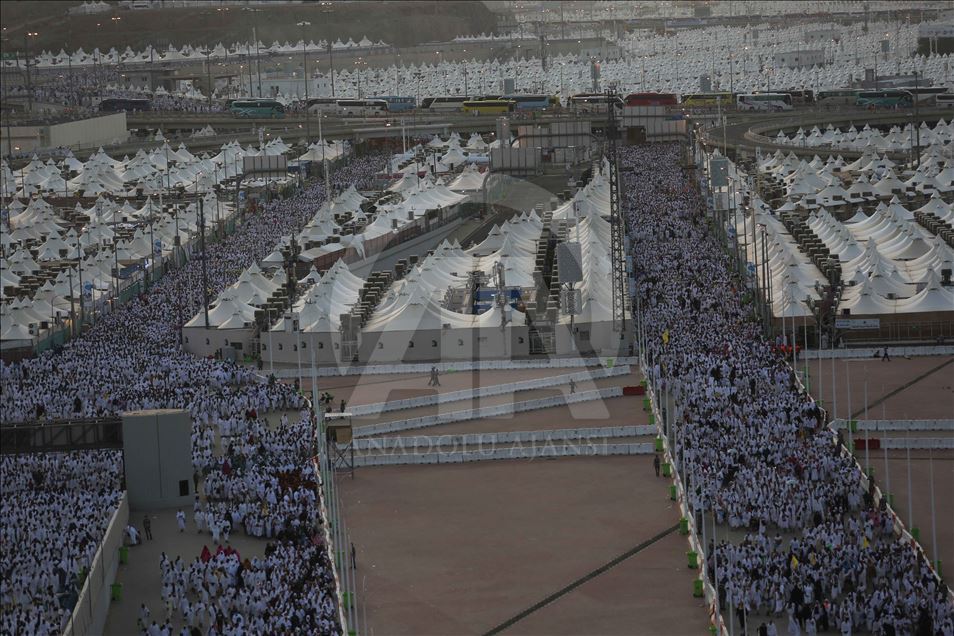 رمي الجمرات.. المغزى الرمزي لعداوة الشيطان في مناسك الشعيرة المقدسة