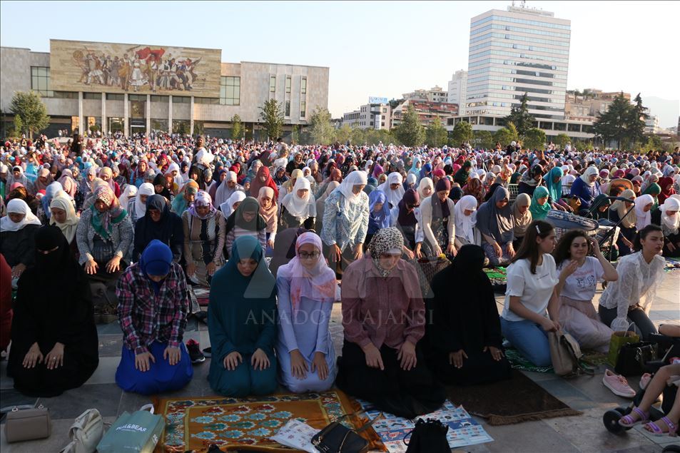Në vendet e rajonit falet namazi i Kurban Bajramit (Tiranë)