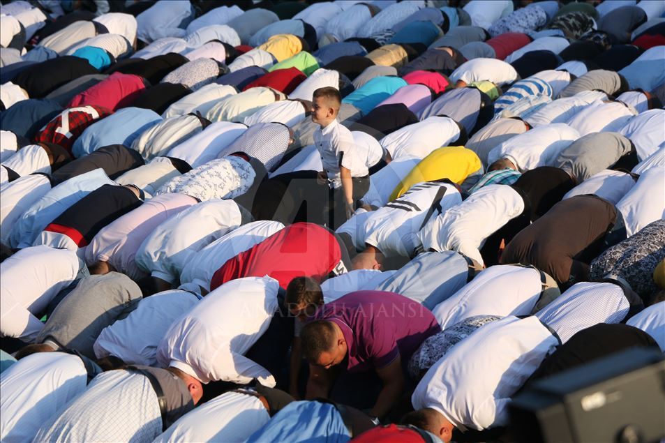 Në vendet e rajonit falet namazi i Kurban Bajramit (Tiranë)