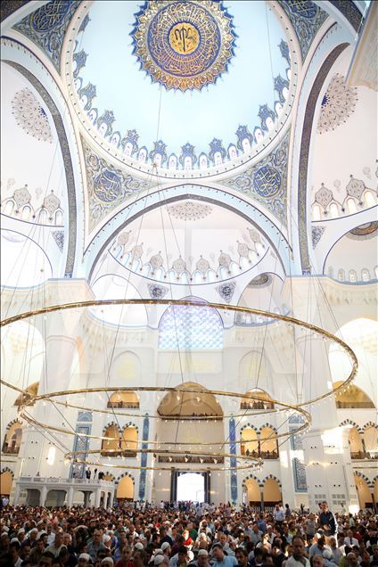 Primera oración de la Fiesta del Sacrificio en la mezquita más grande de Turquía
