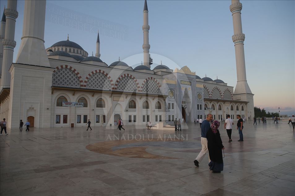 اقامه نماز عید قربان در در مسجد چاملیجا استانبول