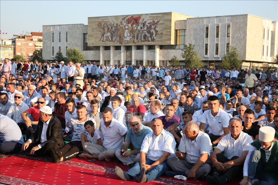 Në vendet e rajonit falet namazi i Kurban Bajramit (Tiranë)