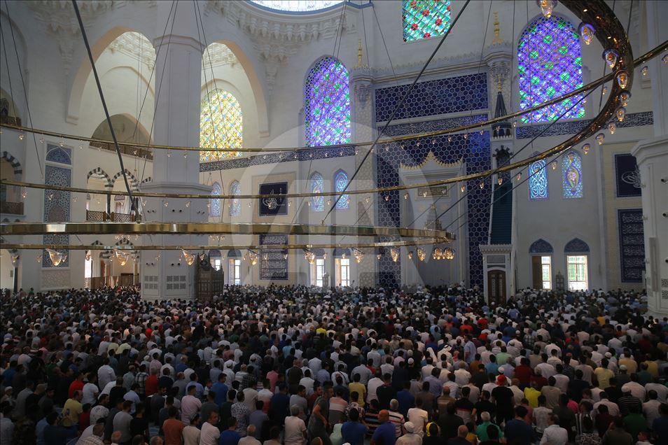 اقامه نماز عید قربان در در مسجد چاملیجا استانبول