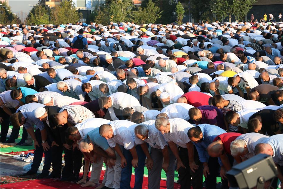 Në vendet e rajonit falet namazi i Kurban Bajramit (Tiranë)