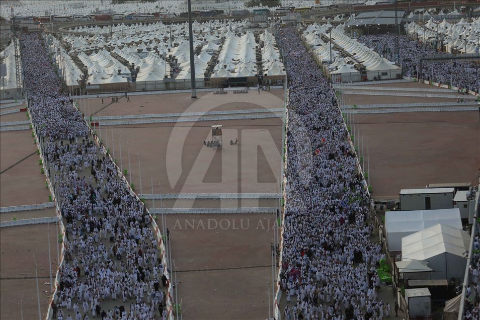 رمي الجمرات.. المغزى الرمزي لعداوة الشيطان في مناسك الشعيرة المقدسة