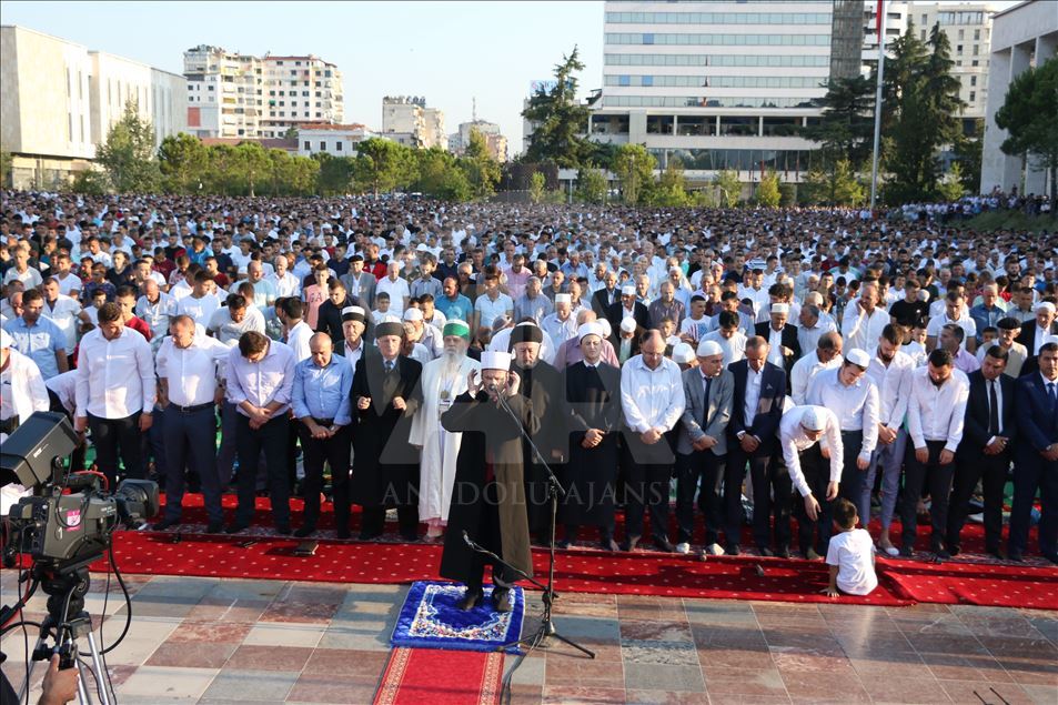 Në vendet e rajonit falet namazi i Kurban Bajramit (Tiranë)