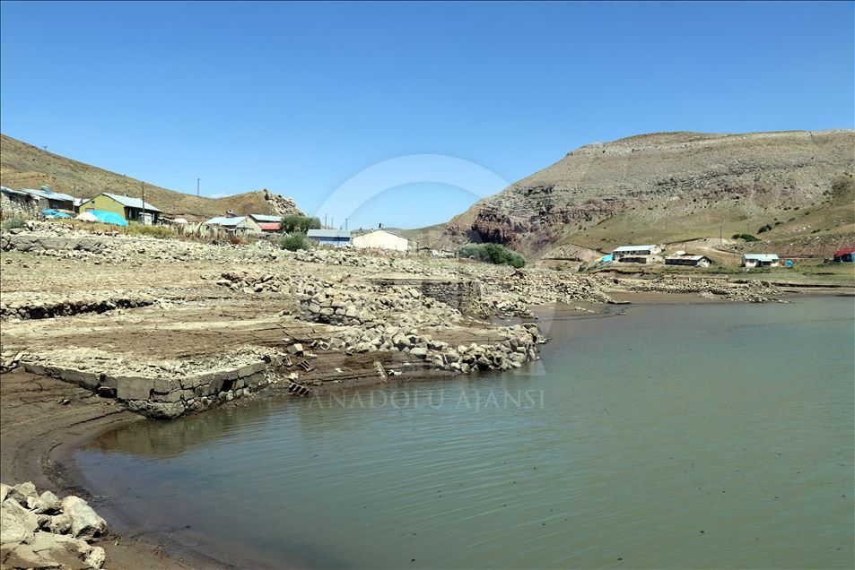 Tërhiqet uji i digës, shfaqet sërish fshati i dikurshëm