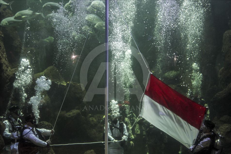 Pengibaran bendera Indonesia di dalam air