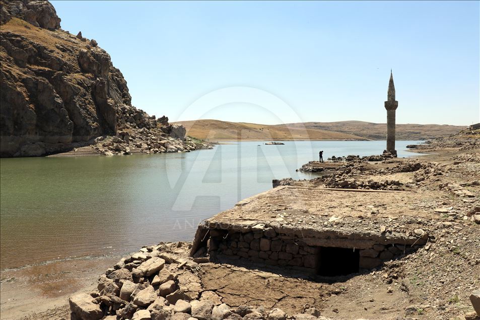 Tërhiqet uji i digës, shfaqet sërish fshati i dikurshëm