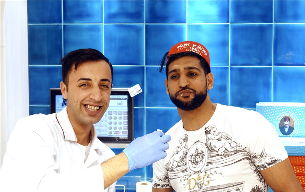الملاكم العالمي "أمير خان" معجب بتركيا ومطبخها
