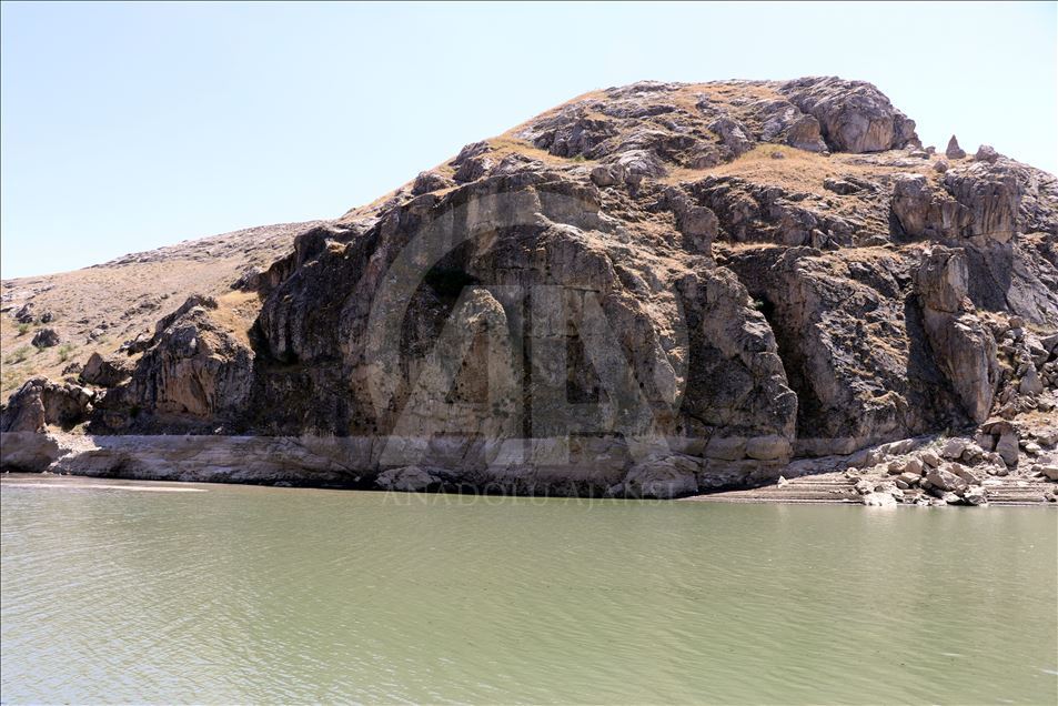 Tërhiqet uji i digës, shfaqet sërish fshati i dikurshëm