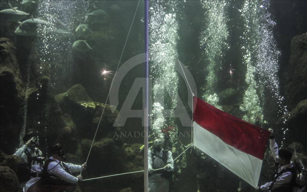 Pengibaran bendera Indonesia di dalam air