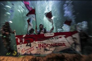 pengibaran bendera Indonesia di dalam air