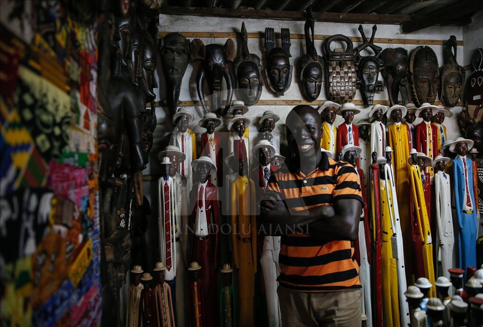 Tregu shumëngjyrësh në Abidjan të Bregut të Fildishtë