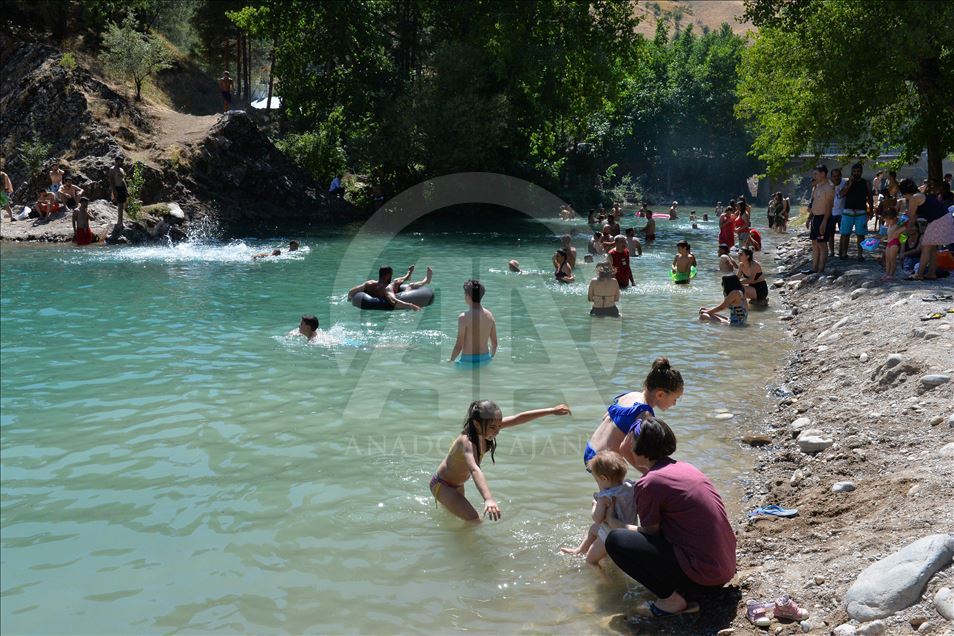 Li qeraxên Çemê Munzur û Pulumurê kêfa plajê
