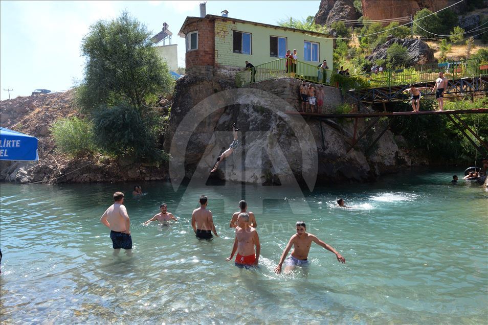 Li qeraxên Çemê Munzur û Pulumurê kêfa plajê