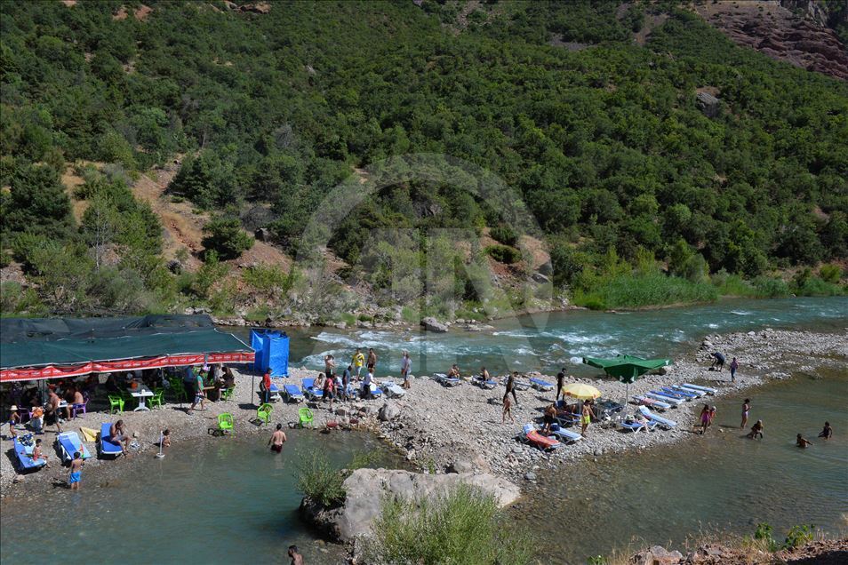 Li qeraxên Çemê Munzur û Pulumurê kêfa plajê