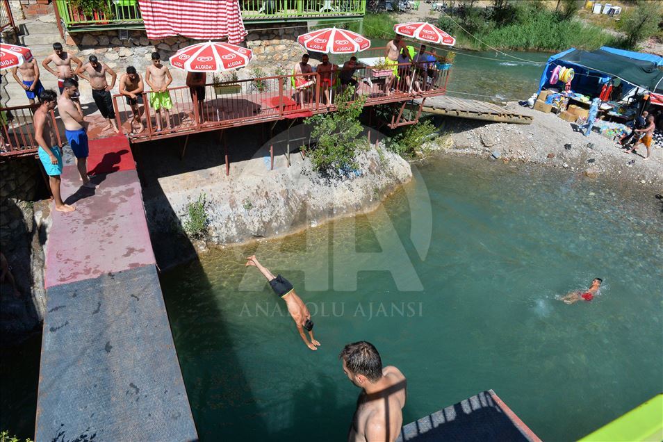 Li qeraxên Çemê Munzur û Pulumurê kêfa plajê