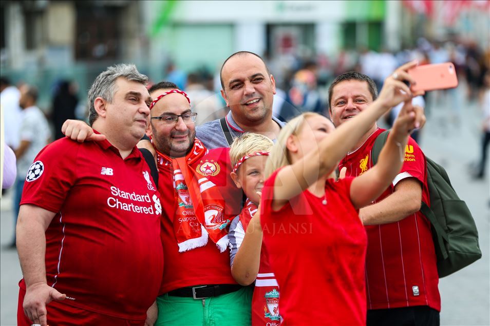 Zagrijava se atmosfera u Istanbulu: Navijači Liverpoola okupili se na trgu Taksim